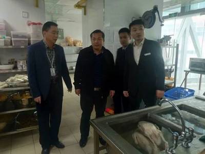 秀英区曾武副区长带队检查两会及年货食品安全，重点关注散装及预包装食品销售